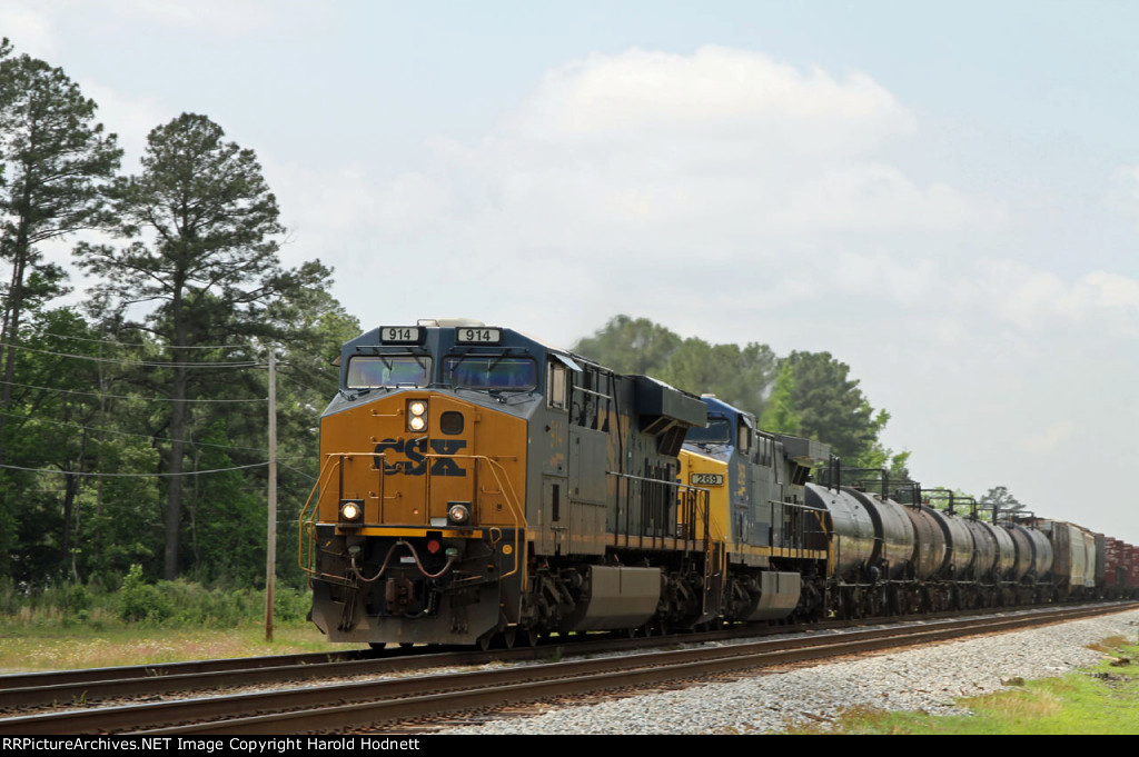 CSX 914 & 269 lead train Q438-20 northbound